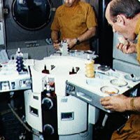 Cibo spaziale: astronauti mangiano a bordo dello Skylab (img-03) Cibo spaziale: astronauti mangiano a bordo dello Skylab (img-03)