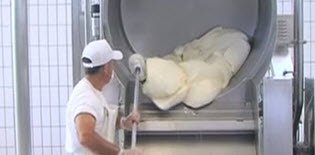 Mozzarella di Bufala: La ‘cagliata’ viene tagliata e disposta in appositi recipienti (crt-01) Mozzarella di Bufala: La ‘cagliata’ viene tagliata e disposta in appositi recipienti (crt-01)